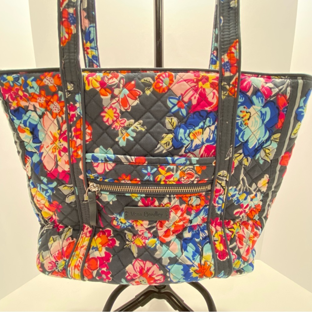 Vera Bradley Small Vera Tote NEW. Pretty Posies. Retired pattern